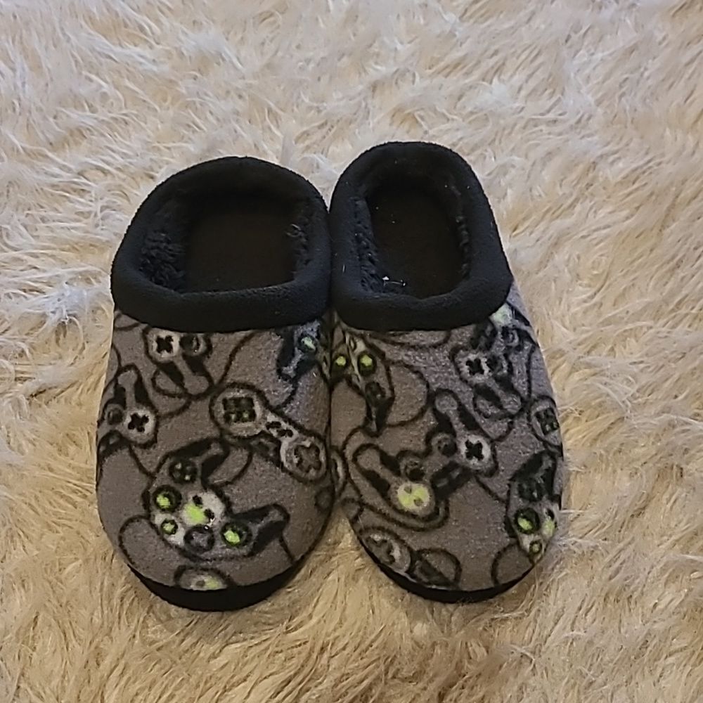 Cuddl duds‎ boys gray, black and green contoller print fleece slippers